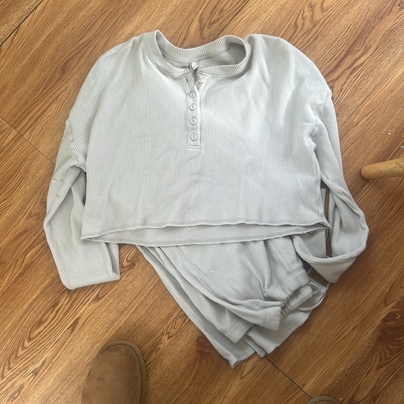 SKIMS STONE WAFFLE CROPPED HENLEY AND MATCHING PANTS SIZE MEDIUM WORN 1 Time! - Picture 3 of 3